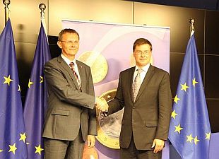 Андрис Вилкс и Валдис Домбровскис в Брюсселе, 9.07.2013. Фото: flickr.com