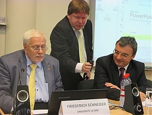 Фридрих Шнайдер, Арнис Саука и Колин Уильямс. SSE Riga. 08.10.2014. Фридрих Шнайдер, Арнис Саука и Колин Уильямс. SSE Riga. 08.10.2014.