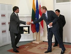 Аудронюс Ажубалис на открытии Дома единой Беларуси. Вильнюс, 28.06.2011. Фото: urm.lt