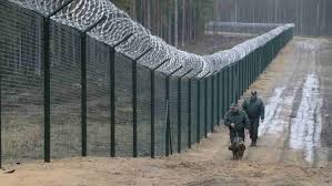 190311_lat_rus_fence.jpg