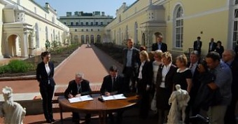 Артурас Зуокас подписывает договор о сотрудничестве с Эрмитажем. Санкт-Петербург, 18.05.2012. Фото: vilnius.lt