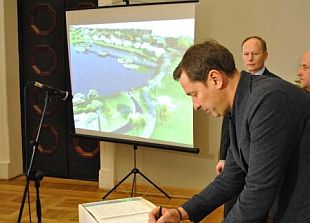 Артурас Зуокас на презентации проекта японского парка. Фото: vilnius.lt