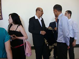 В Бухаре, в колледже искусств, один из американцев пытался прицениться к расшитому золотыми нитями сюртучку. Не продали!  13.09.2012.