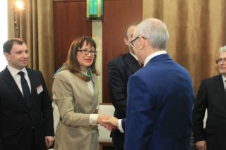 Рина Хамитова преподносит книгу Президенту РБ Рустэму Хамитову.