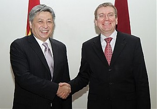 Эрлан Абдылдаев и Эдгарс Ринкевич. Рига, 18.12.2014. Фото: МИД ЛР