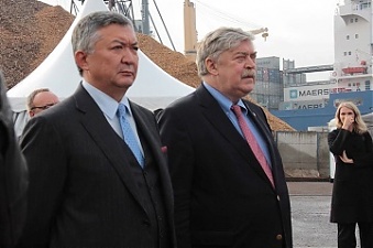 Посол РК в Латвии Бауржан Мухамеджанов и посол РФ в Латвии Евгений Лукьянов в Рижском порту. 16.10.2017. Фото автора.