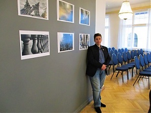 Анатолий Давыдов на первой выставке своих фоторабот в зале ARTISSIMO. Рига. 01.10.2019.