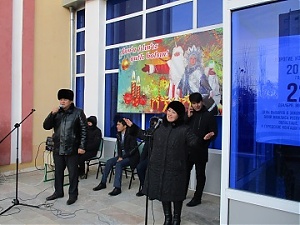 Нукус. Избирателей песнями встречают солисты Государственного академического музыкального театра - заслуженные артисты РК Элиза Айтниязова и Дауытбай Хожабергенов. 22.12.2019.
