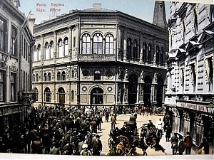 В начале 2000-х в здании Рижской биржи на Домской площади расположился Художественный музей. Старинная открытка.