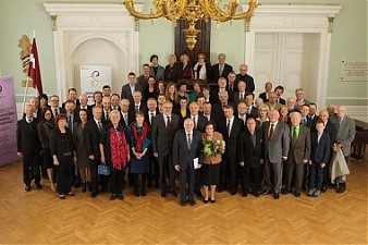 Фото на память в Большой ауле ЛУ в честь празднования 80-летия академика Яниса Страдиня. Рига. 2016.