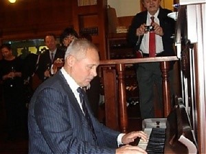 В заключение вечера в дипклубе Ю. Савицкис сел за пианино и наиграл несколько популярных мелодий, посетовав при этом, что инструмент слегка расстроен. Рига. 2010 г.