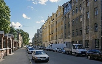 Улица Католю (Киевская) в Риге. Слева ограда церкви и семинарии. Фото: livejournal
