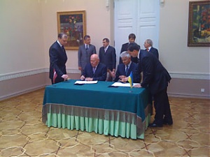 Киев. 8 июня 2009 г. Сопредседатели Совета по деловому сотрудничеству между Украиной и Латвией Иварс Страутиньш и Дмитрий Олейник.