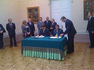 Киев. 8 июня 2009 г. Сопредседатели Украинско-латвийской межправительственной комиссии Артис Кампарс и Богдан Данилишин.