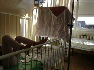 Импровизированная ширма от палящего из окон солнца.
