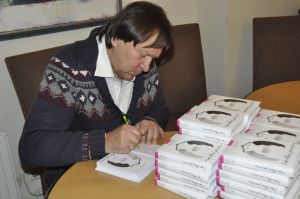 В.Астапчик на презентации своего романа «Лживый роман». Рига, 27.01.2012.