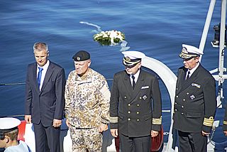 Церемония возложения венков на воду.