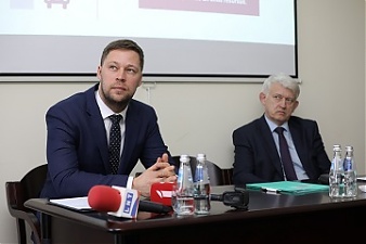 Присяжные адвокаты Давидс Волксонс и Эгил Радзиньш. Пресс-фото. 