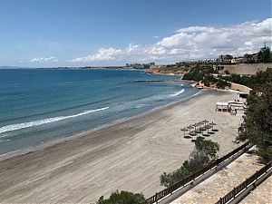 : Пляж мыса Cabo Roig сегодня. Пессимисты и оптимисты увидят на нем разные вещи. Проверьте и Вы себя. Фото автора. 