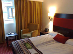 100709_hotel_room.jpg